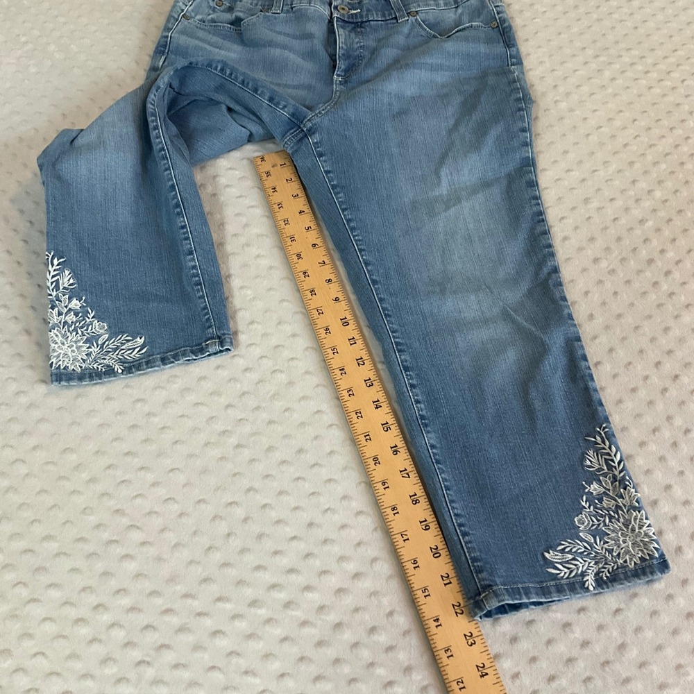 Talbots Cropped Jeans Women 14P Blue Floral Embroidered Simply Flattering Denim - Picture 5 of 8